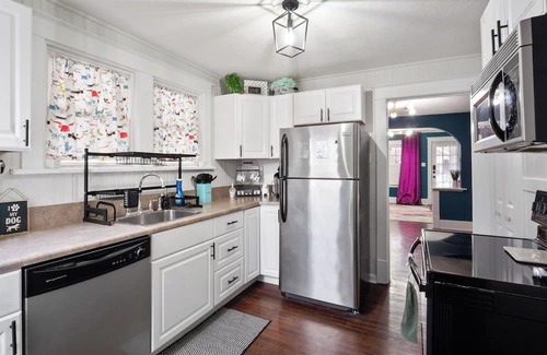 Sycamore Hills House | 9 Min to STL Airport Pet-Friendly Getaway w/Fenced Yard