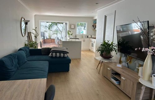 Dee Why House | Private Dee Why Townhouse-Relaxed Coastal Retreat with Pool/10 min walk to beach