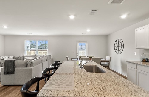 Northport House | Stunning Northport home 5bd 3bth and just 7 miles to UofA