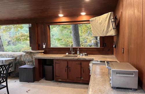 Floyd House | New! Stone Haven Cottage by Buffalo Mountain Getaway