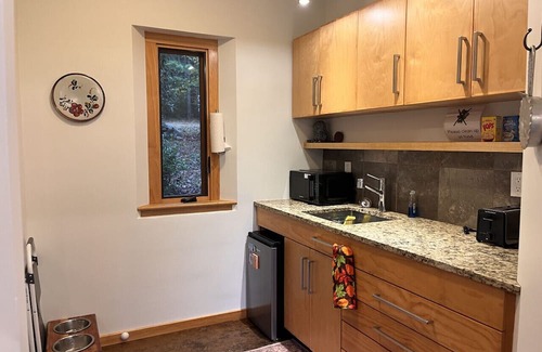 Floyd House | New! Stone Haven Cottage by Buffalo Mountain Getaway