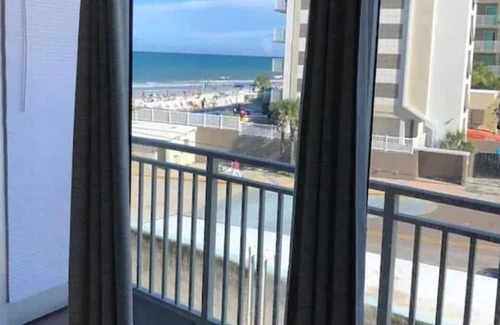 Rogers Seabreeze Apartment | Charming apartment in serene Daytona Beach with AC