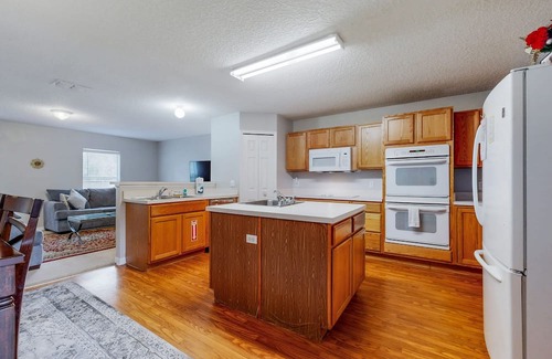 Northside House | Royal Retreat with enclosed yard and screened in back patio