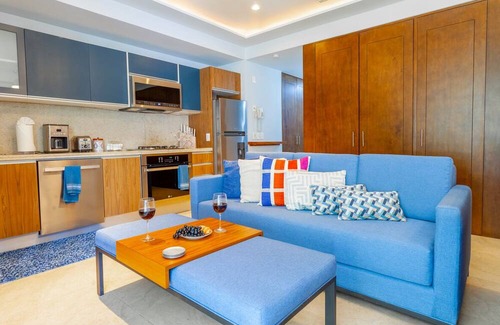 Centro Ixtapa Apartment | Sunny Studio in Romantic Zone. Steps to Beach.