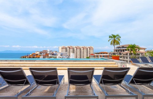 Centro Ixtapa Apartment | Sunny Studio in Romantic Zone. Steps to Beach.
