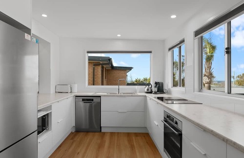 Berrara House | Sun and Sea ~ Radiant haven nestled in the coastal charm!
