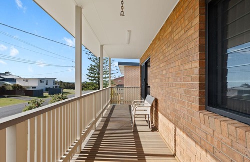 Berrara House | Sun and Sea ~ Radiant haven nestled in the coastal charm!