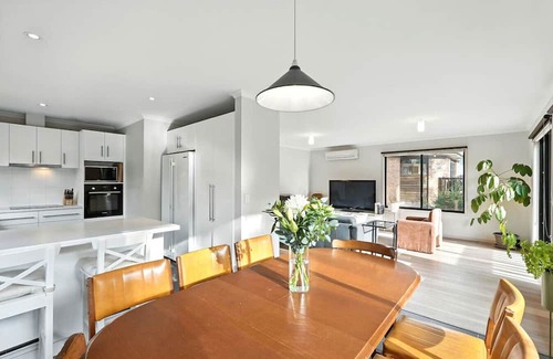 Geilston Bay Apartment | Tranquil Bush Outlook Near City