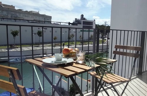 Grao de Gandia House | Casa con embarcadero, ideal para familias.