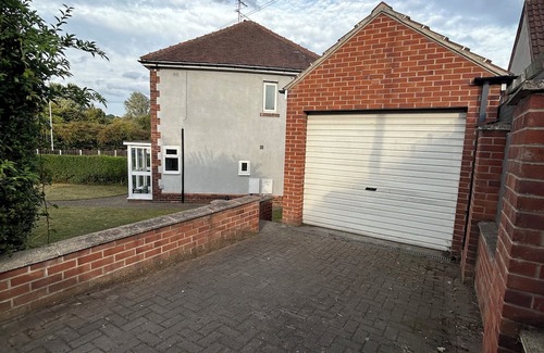 Hellaby Boat Rental | Hellaby House- minutes from the M1 & M18. Across from Hellaby Hotel-Pet friendly