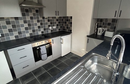 Hellaby Boat Rental | Hellaby House- minutes from the M1 & M18. Across from Hellaby Hotel-Pet friendly