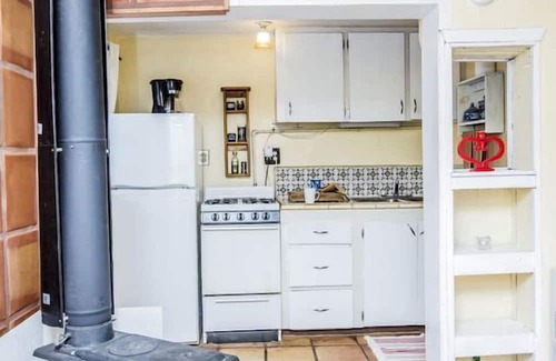 San Cristobal House | Studio-Style Log Cabin near Carson National Forest, New Mexico