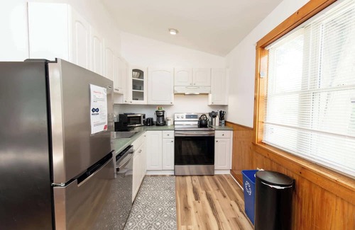 St. Albans Historic District House | Entire 1 Bdrm house, 5 mins from NWMC and DwnTwn