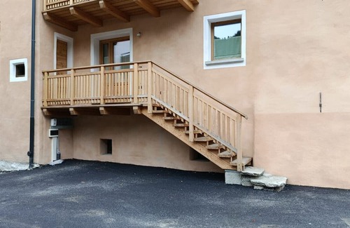 Isolaccia Apartment | Apartment 'Appartamento Via Livigno' with Mountain View, Balcony and Wi-Fi