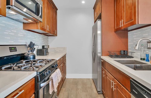 Tarzana Condo | High Ceilings 3BR with Loft-2 Baths Pool & Jacuzzi