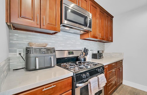 Tarzana Condo | High Ceilings 3BR with Loft-2 Baths Pool & Jacuzzi