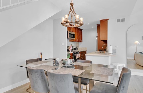 Tarzana Condo | High Ceilings 3BR with Loft-2 Baths Pool & Jacuzzi