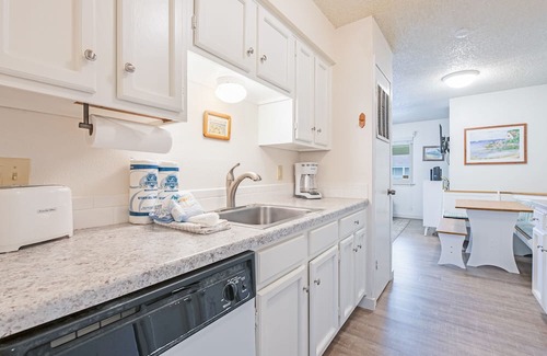 Port Aransas Condo | Roomy 1 BDRM Large Pool w/a Private Courtyard and a 5 Min Walk to the Beach