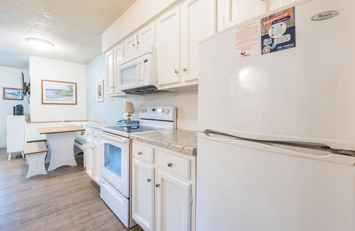 Port Aransas Condo | Roomy 1 BDRM Large Pool w/a Private Courtyard and a 5 Min Walk to the Beach