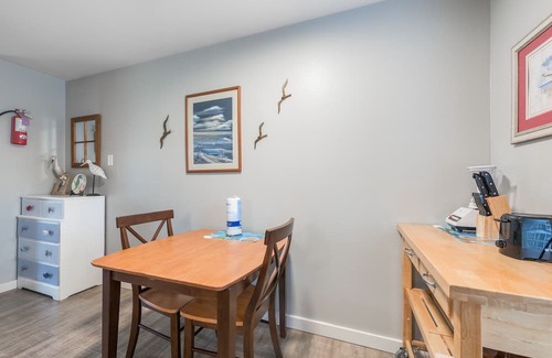 Port Aransas Condo | Cozy Studio Large Pool w/a Private Courtyard and a 5 Min Walk to the Beach