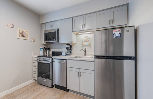 Port Aransas Condo | Cozy Studio Large Pool w/a Private Courtyard and a 5 Min Walk to the Beach