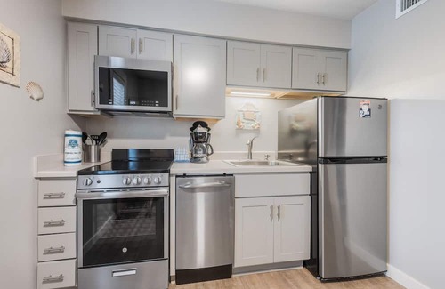 Port Aransas Condo | Cozy Studio Large Pool w/a Private Courtyard and a 5 Min Walk to the Beach