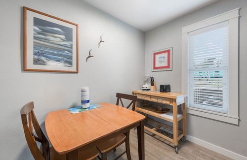 Port Aransas Condo | Cozy Studio Large Pool w/a Private Courtyard and a 5 Min Walk to the Beach