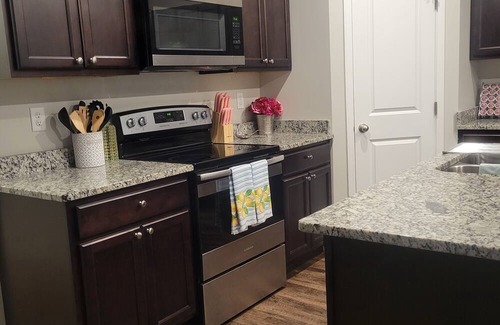 Valley Center House | King beds, Wi-Fi, In-unit laundry, private garage for short & long-term stays