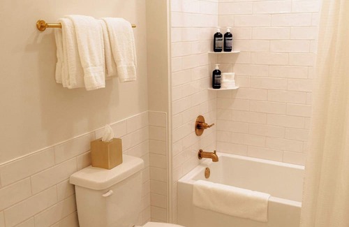 Elk Rapids Apartment | Guestroom - 2 Queens