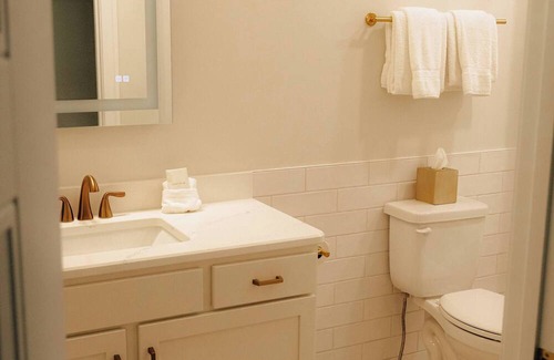 Elk Rapids Apartment | Guestroom - 2 Queens