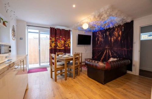 Watford Apartment | Harry Potter House - Free On Street Parking - Self Check In - Sleeps up to 6