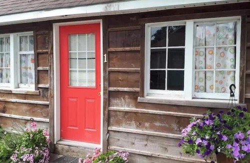 Grand Bend Cabin | Cozy Cabin #1, one block to the beach