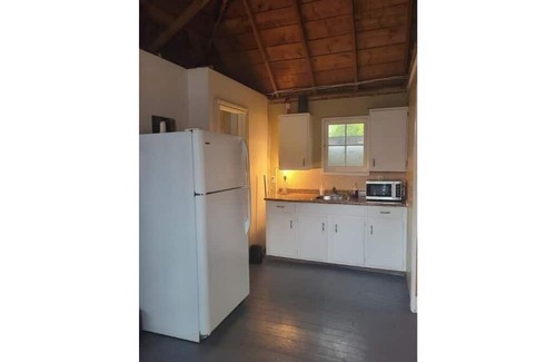 Grand Bend Cabin | Cozy Cabin #1, one block to the beach