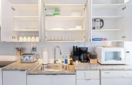 Downtown Cincinnati Apartment | CBD,OTR, 24/7 Gym, Pool,Steps to Stadiums