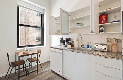 Downtown Cincinnati Apartment | CBD,OTR, 24/7 Gym, Pool,Steps to Stadiums