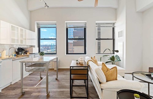 Downtown Cincinnati Apartment | CBD,OTR, 24/7 Gym, Pool,Steps to Stadiums