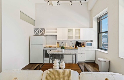 Downtown Cincinnati Apartment | CBD,OTR, 24/7 Gym, Pool,Steps to Stadiums