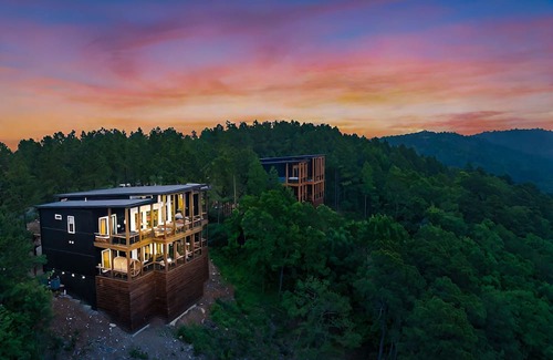 Broken Bow Cabin | 2Mountaintop Cabins Pool Saunas Slides Views &More