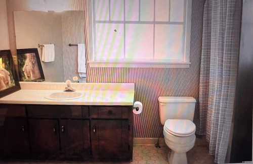 Anniston House | Deep stairs Loft with Wi-Fi, AC in charming Anniston