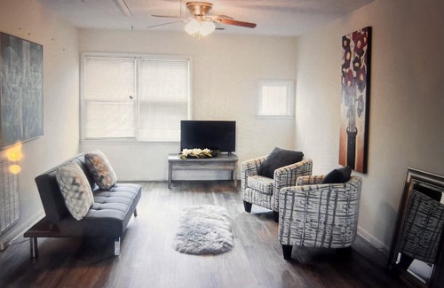 Anniston House | Deep stairs Loft with Wi-Fi, AC in charming Anniston