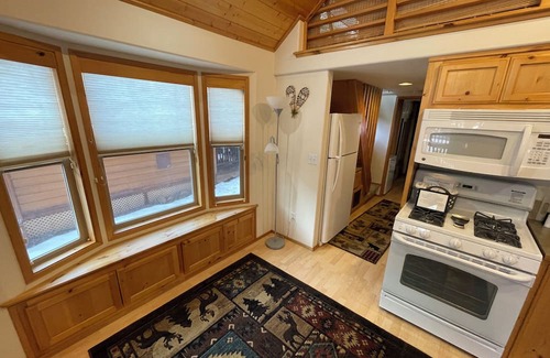 Ashland House | Cabin #14 at Hyatt Lake Resort