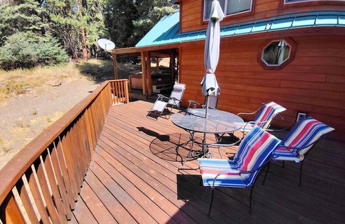 Ashland House | Cabin #15 at Hyatt Lake Resort