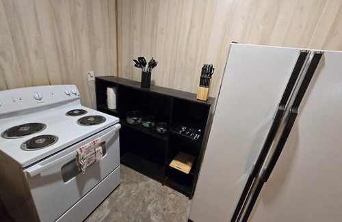 Stinnett Cabin | Cozy cabin with WiFi and AC in small town Stinnett