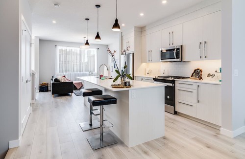 Chestermere House | New Home with Central AC, 15 Mins to YYC, 5 Mins to Lake & Stoney - Pets welcome