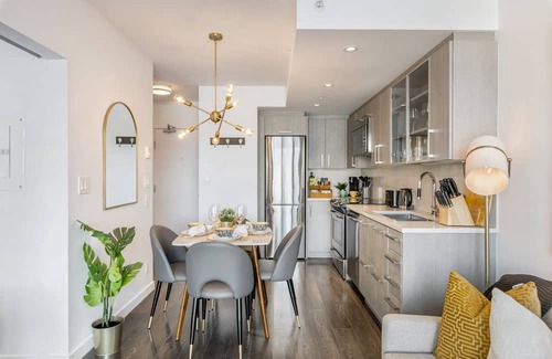 Downtown Eastside Apartment | Breathtaking Views of Mountains & Ocean Sleeps 4 - Fast Wifi & Secured Parking