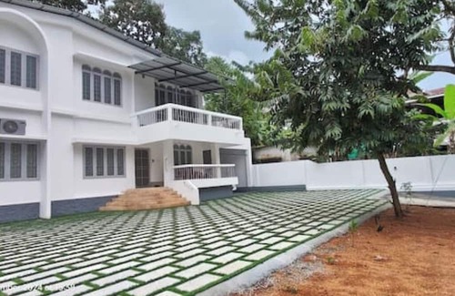 Kottayam House | Genesis spaces non AC upto 4 guests Kottayam
