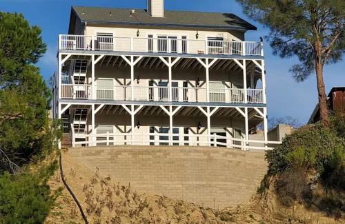 Oak Shores House | Lighthouse Views