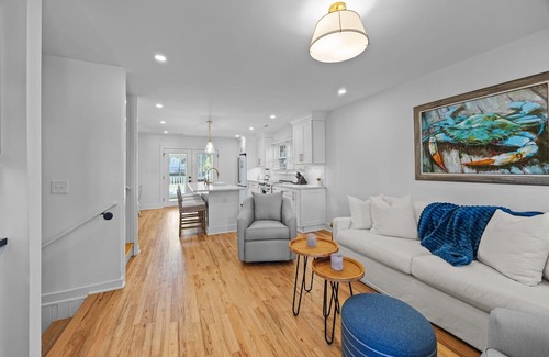 Isle of Palms House | Renovated, Modern Beach Get-Away w/Private Pool! Easy Walk to Beach!