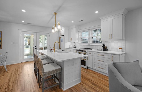 Isle of Palms House | Renovated, Modern Beach Get-Away w/Private Pool! Easy Walk to Beach!