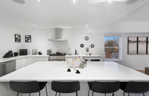 Downtown Apartment | Central and Lux 2BR Suite with Den and BBQ Sleeps 6